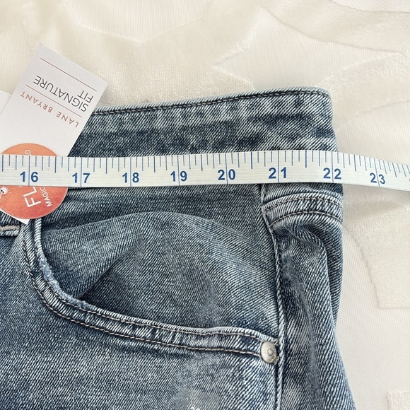 NWT Lane Bryant Distressed/Frayed Boyfriend Mid Rise Bermuda Shorts. Size 20 - Picture 14 of 15